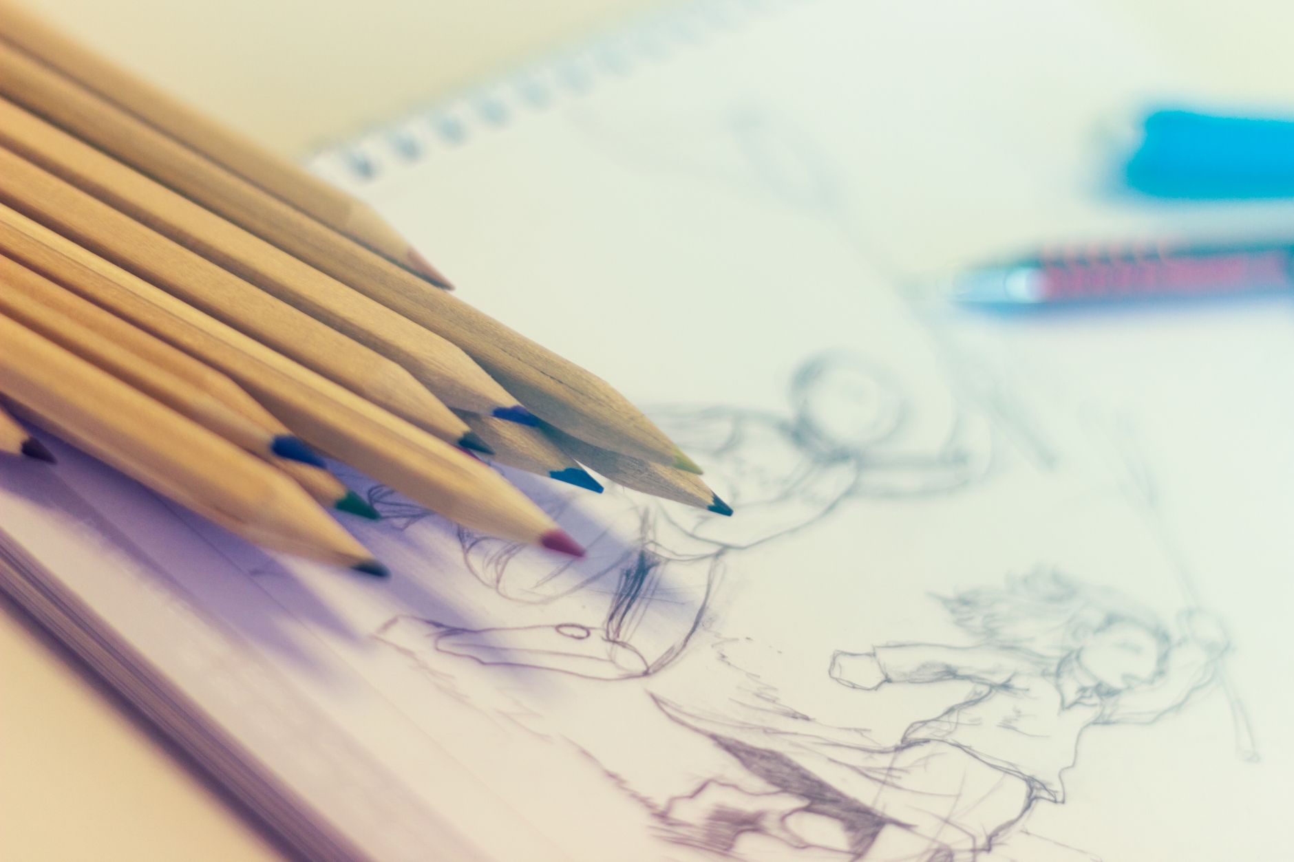 手描きで描き起こされたイラストの下描きと色鉛筆